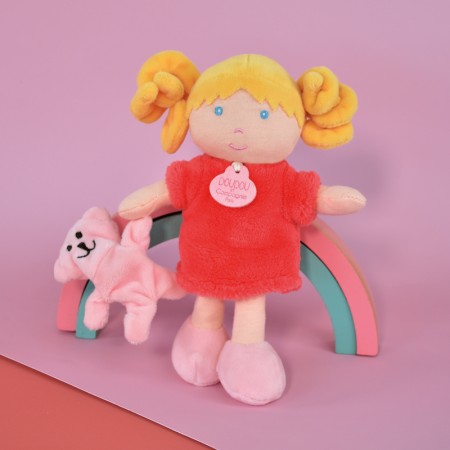petite poupée blonde avec couettes et robe rouge