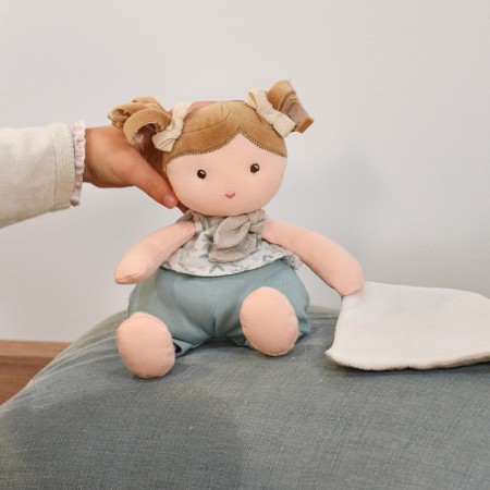 poupée de chiffon en coton bio avec doudou à la main, portant un t-shirt imprimé vert et short vert - Jolijou