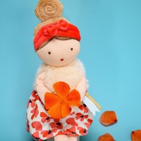 poupée de chiffon avec bandeau rouge, gilet ivoire et jupe aux motifs coquelicot - Jolijou