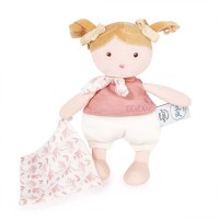 poupée de chiffon en coton bio avec doudou à la main, portant un t-shirt vieux rose et short ivoire - Jolijou
