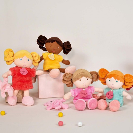 petite poupée avec couettes marron, robe blanche, tenant à sa main un ours bordeau - Jolijou