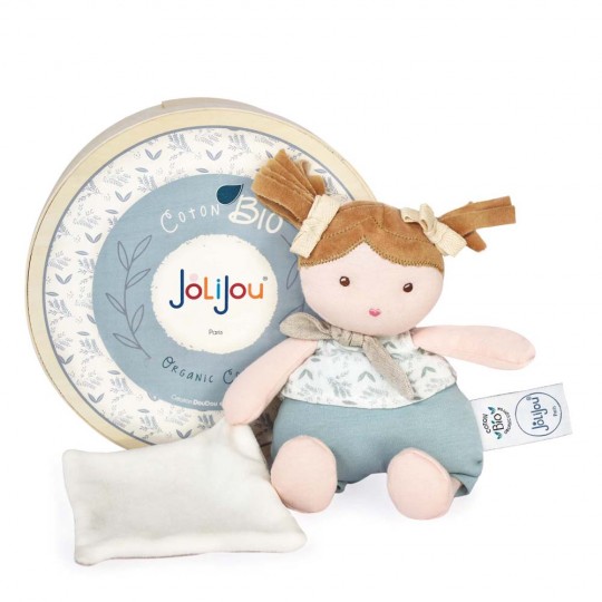 poupée de chiffon en coton bio avec doudou à la main, portant un t-shirt imprimé vert et short vert - Jolijou